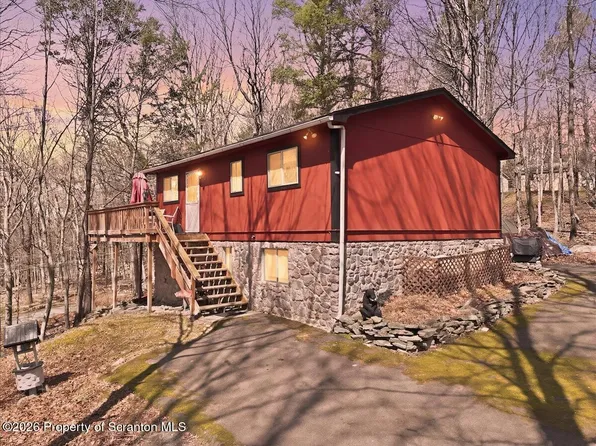 150 Tanglewood Dr, Greentown, PA 18426