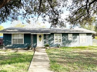 400 Crouch Ave, Devine, TX 78016