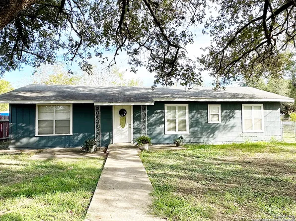 400 CROUCH AVE, Devine, TX 78016