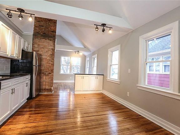 3rd image of 32 Rowley St
