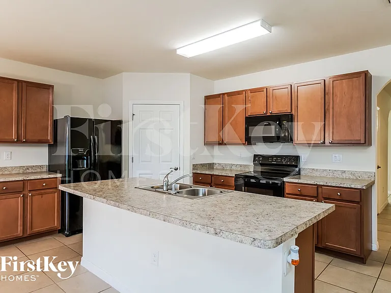 237 SE 3rd St — Photo 5