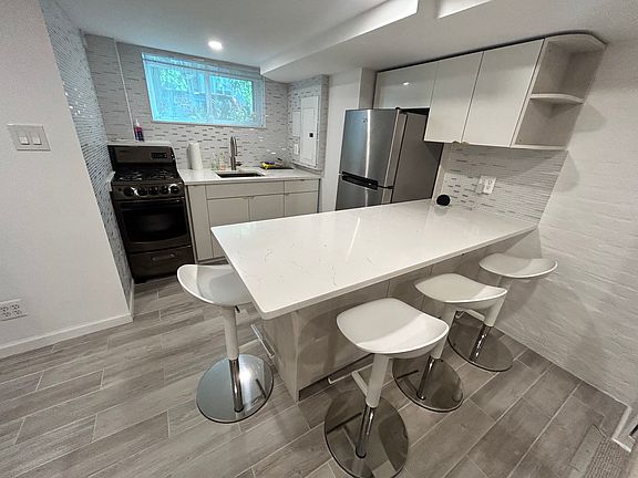 Kitchen with gas range & oven
