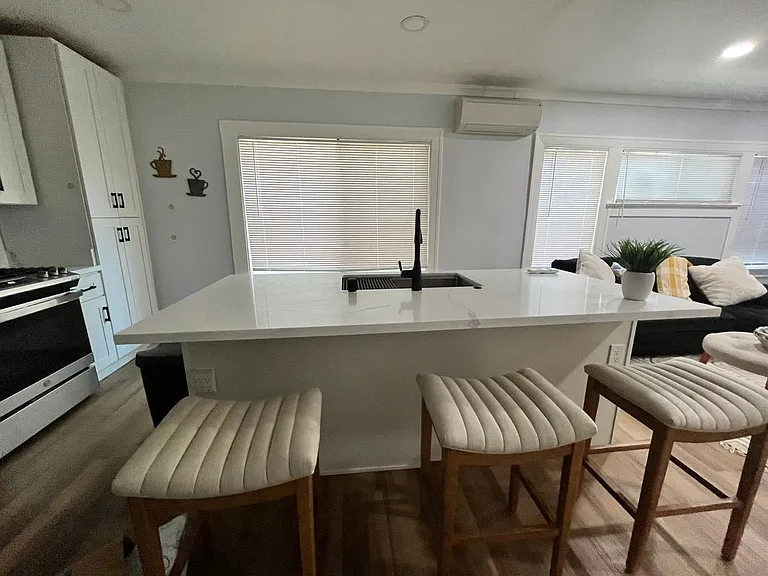 851 W 40th Pl — Photo 5