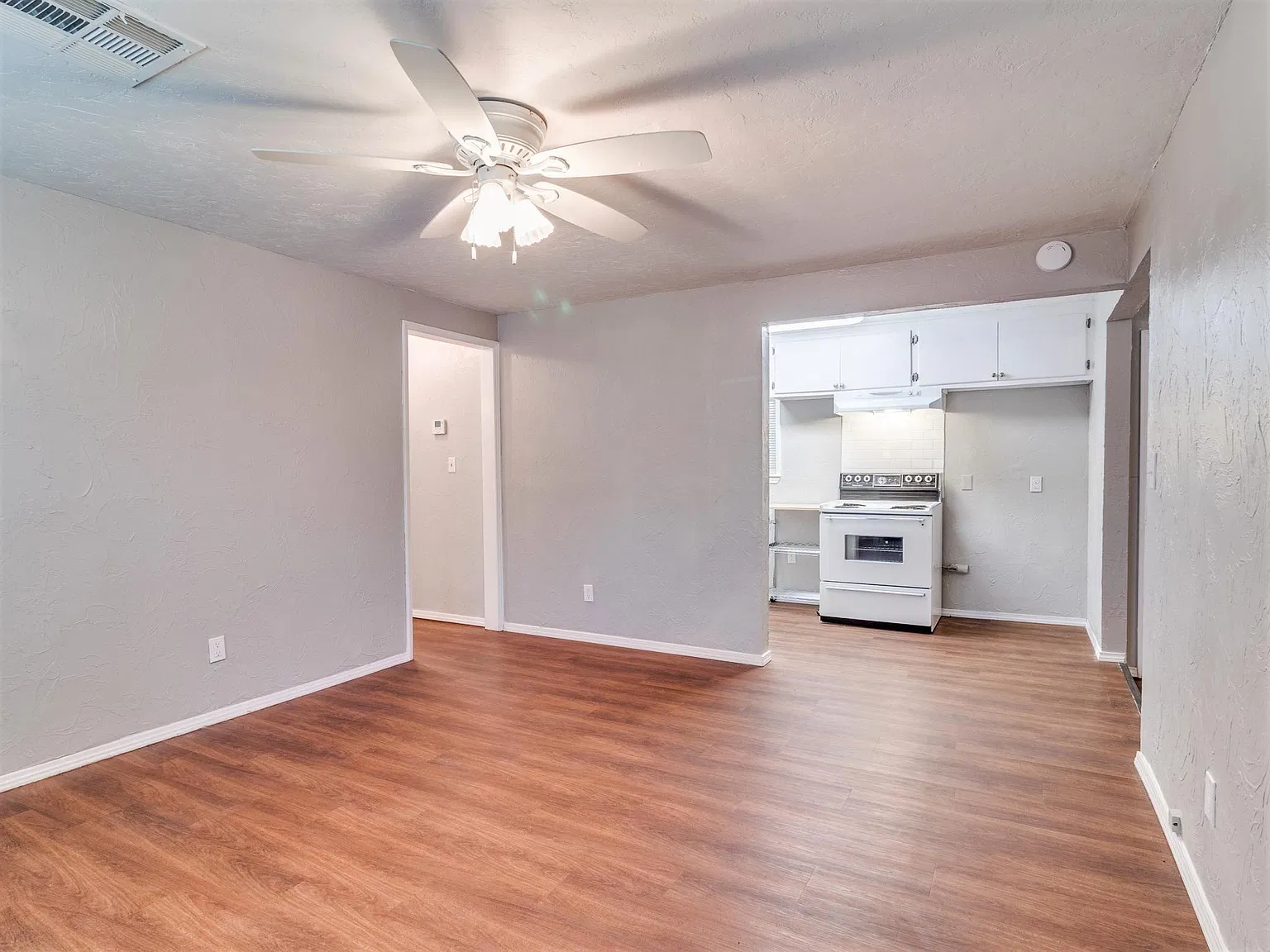 2 bed, 833 sqft, $900 — Photo 2