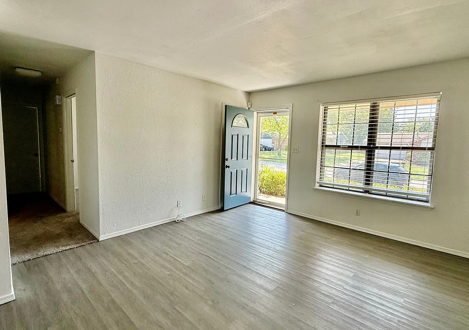 Curb appeal w/3BD 1.5Ba Ranch/Garage/Lrg Yrd — Photo 4