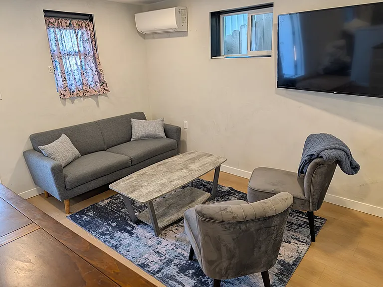 3658 1/3 Fredonia Dr — Photo 8