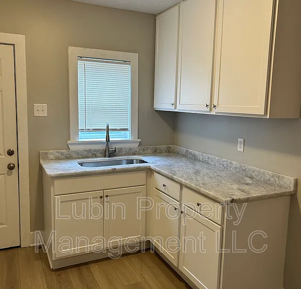 2406 Forest Ave — Photo 6