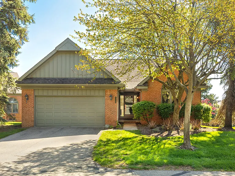 37743 Avon Ln — Photo 2