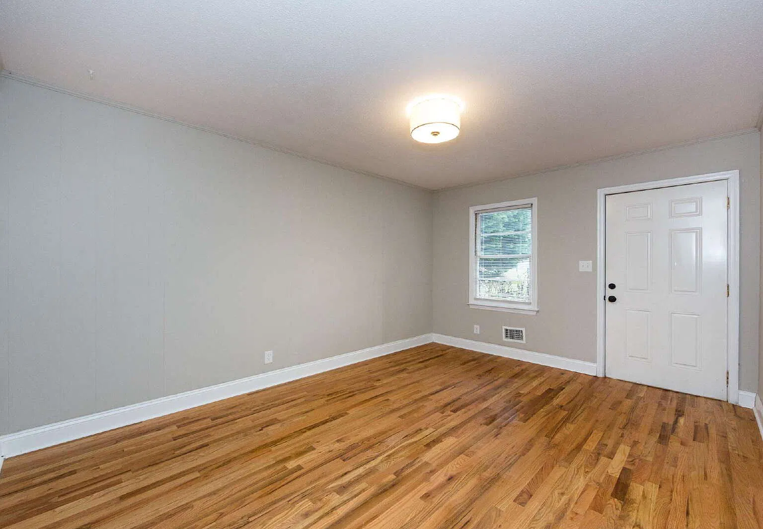2 bed, 1.0 bath, 760 sqft, $1,295 — Photo 2