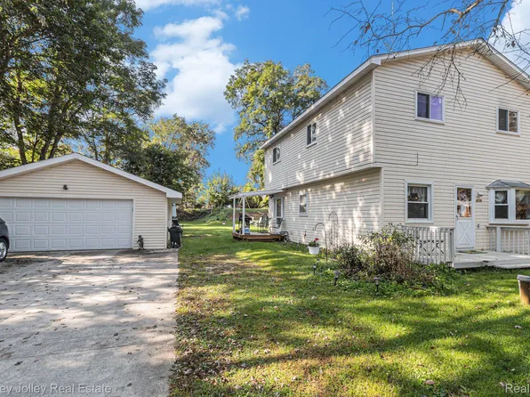 8576 Country Club Dr, Pinckney, MI 48169