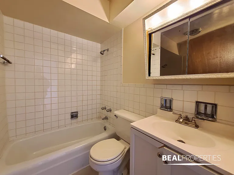 445 W Barry — Photo 109