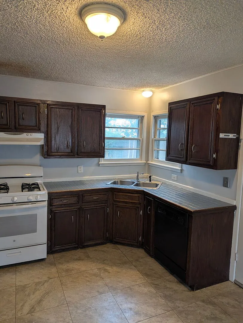 3801 32nd - 3 Bedroom - Available Now — Photo 3