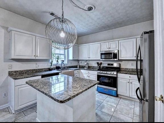 5th image of 35 Rosemary Pl