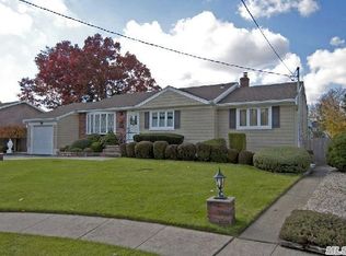 11 Wheeler Ct, Deer Park, NY 11729