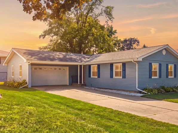 2136 Highland Dr, Sycamore, IL 60178