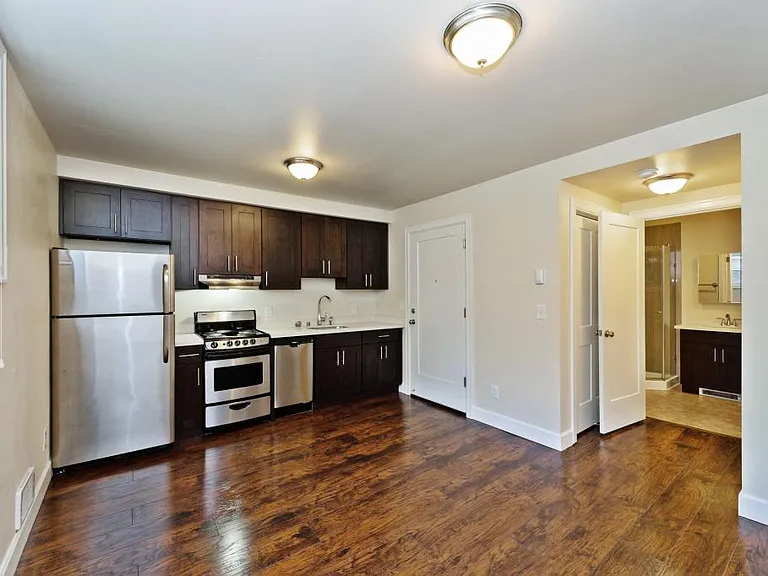 2038 Yale Ave E #7 — Photo 7