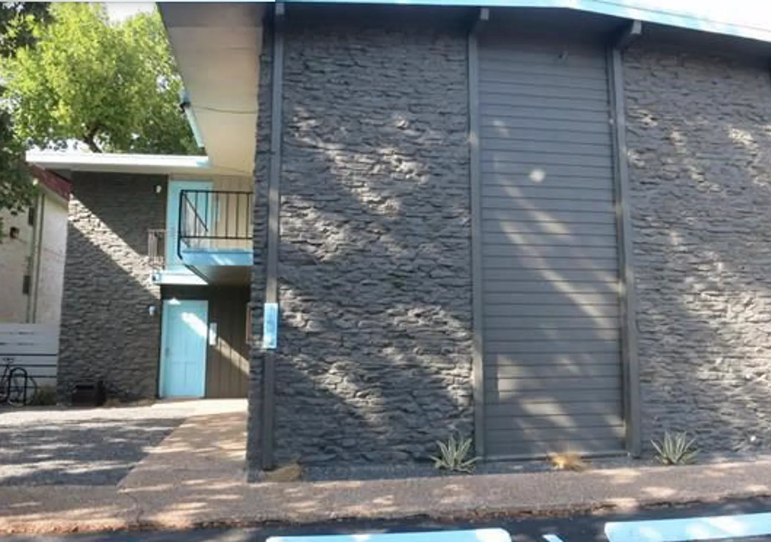 Hyde Park Area Studio For Rent! — Photo 1