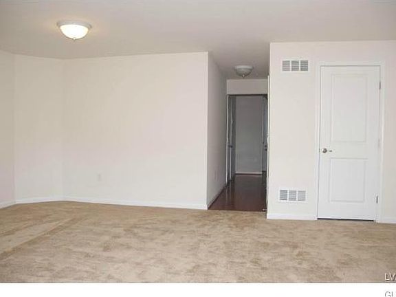 3rd image of 14 White Rose Ln