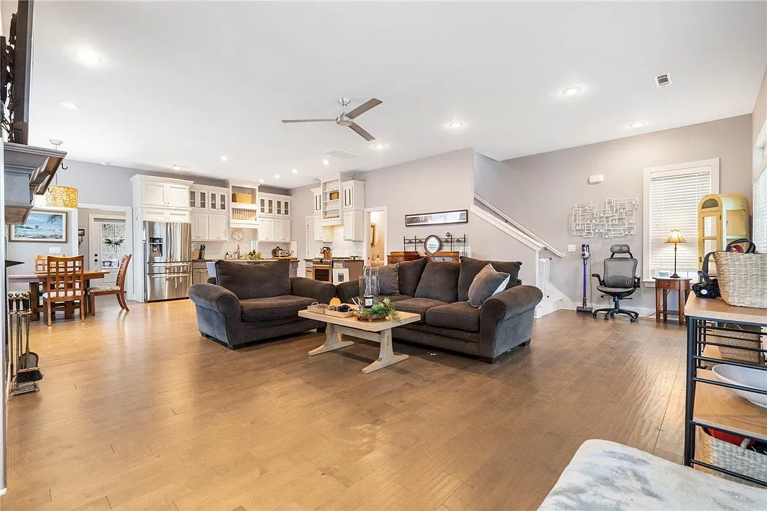 4 bed, 2.5 bath, 2364 sqft, $3,995 — Photo 4