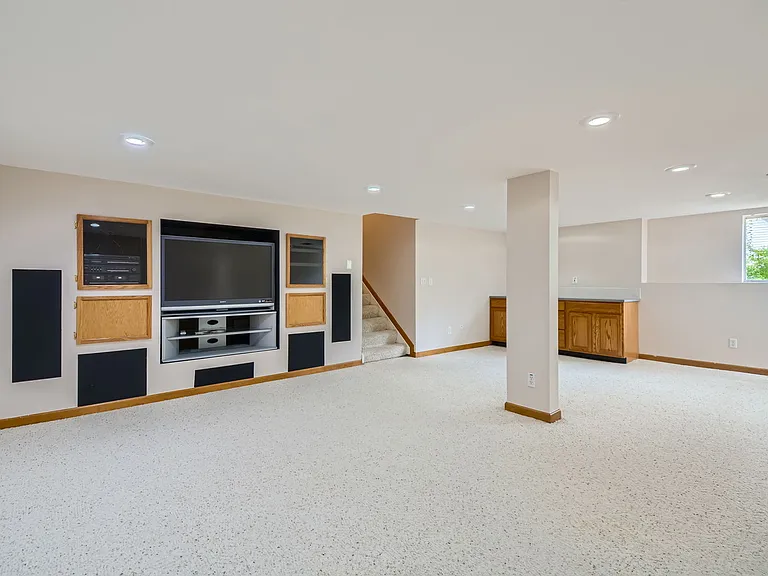 952 Thames St — Photo 30