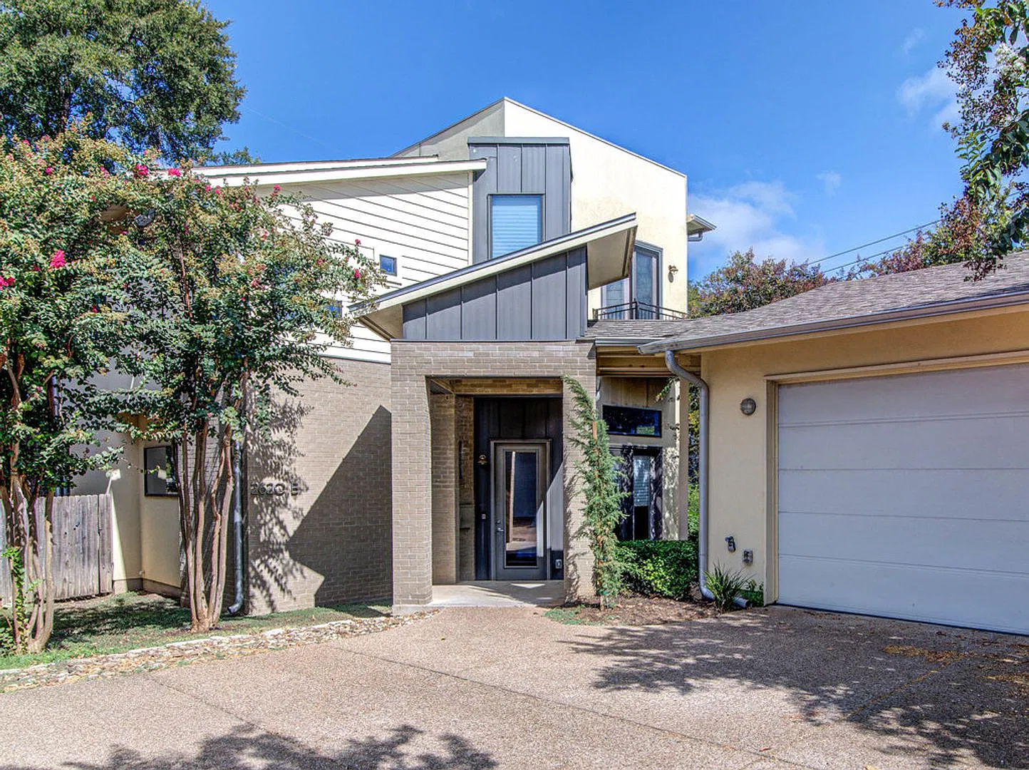 Modern 3 Beds and 3 Baths Townhouse in Pemberton Heights! — Photo 2
