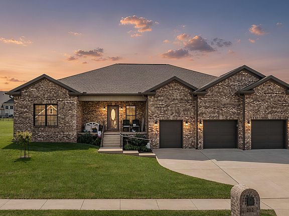 2nd image of 202 Wedgewood Cir