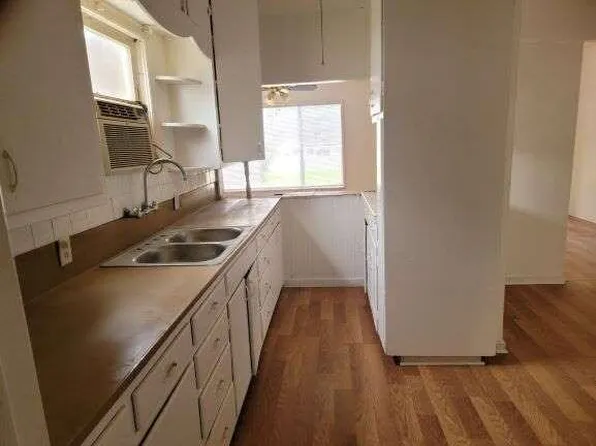 311 Riverside Dr, Woodlake, CA 93286