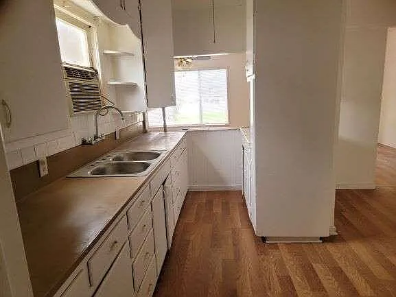 311 Riverside Dr photo 1