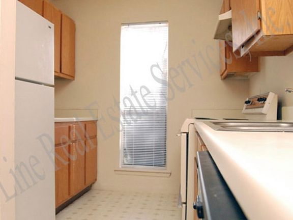 4th image of 601 Navarro Dr #A