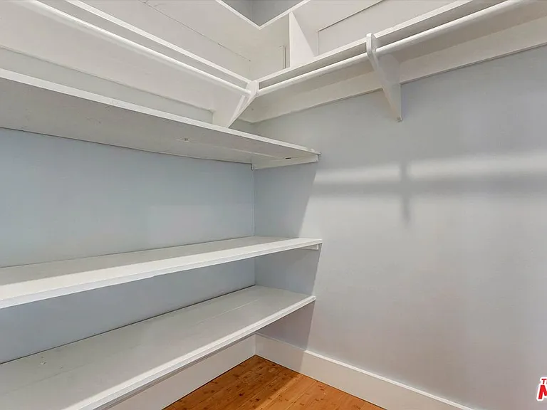 5726 Woodman Ave #2 — Photo 17