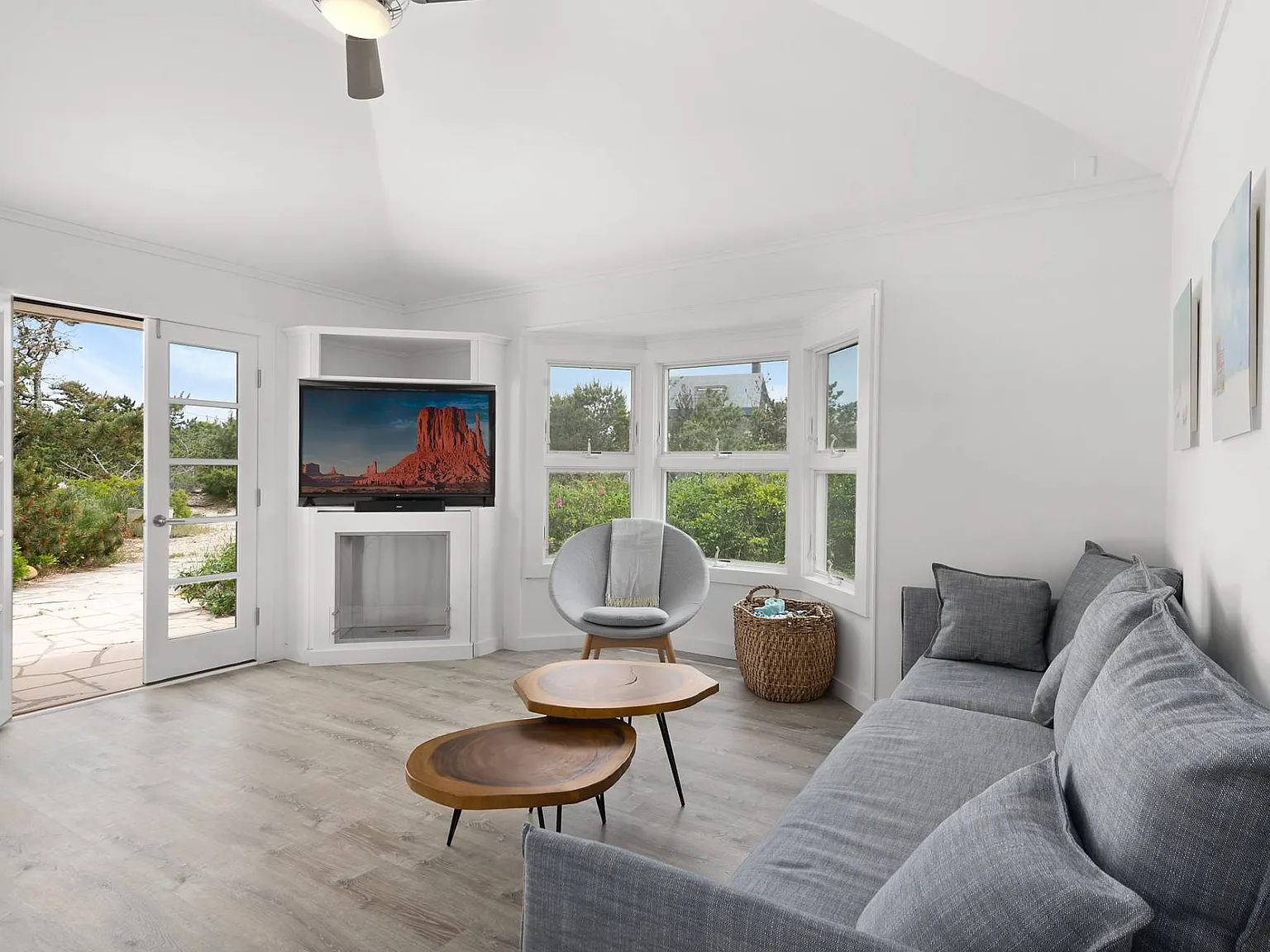 A Coastal Retreat in the Amagansett Dunes — Photo 3