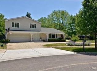 3902 Carousel Dr, Northbrook, IL