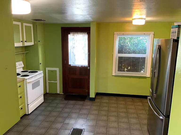 4 Bedroom, 1.5 Bath House — Photo 10