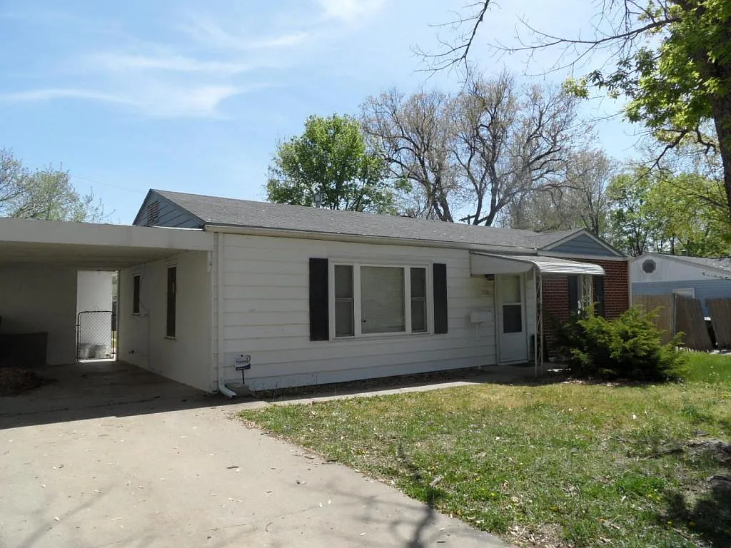 2116 SW Morningside Dr — Photo 1