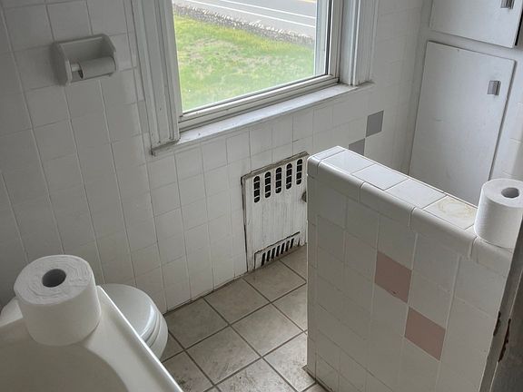 4th image of 495 Pond St