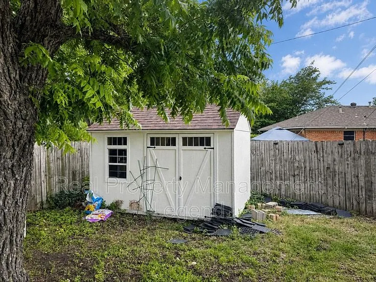409 La Salle Dr — Photo 19