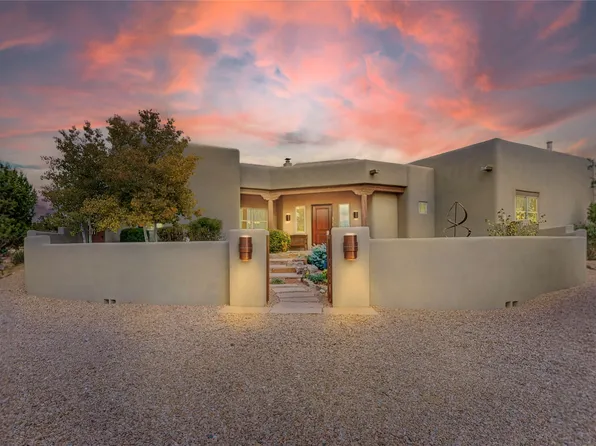 4 Estancia Ct, Santa Fe, NM 87506