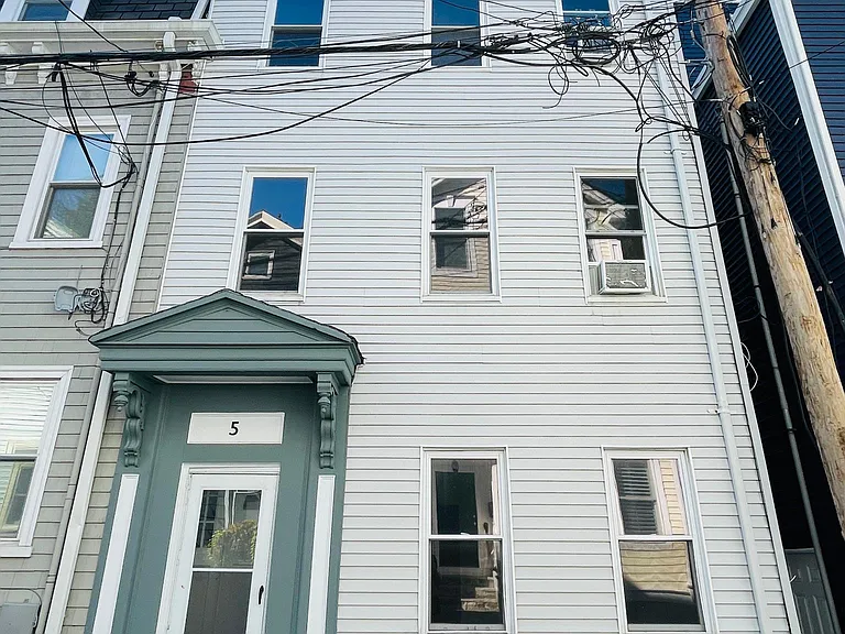 Photos were taken prior to the current tenancy.