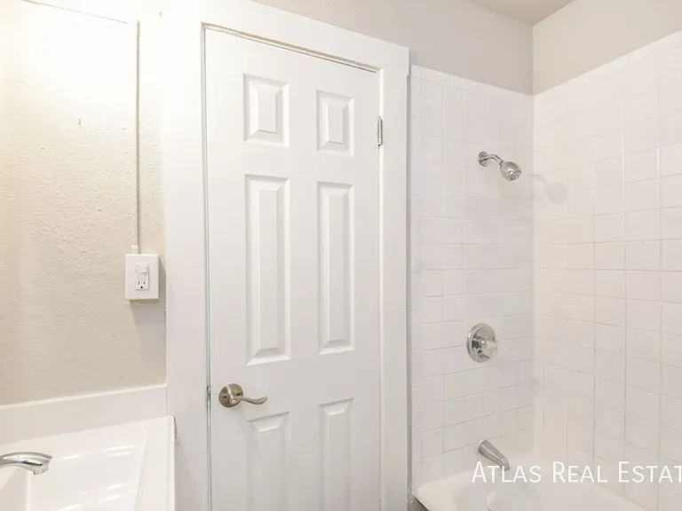 970 N Pearl St #10 — Photo 6