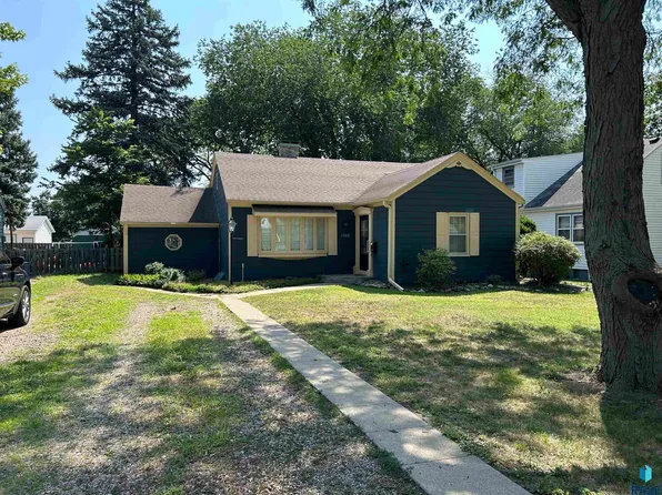 1202 Pine St, Yankton, SD 57078