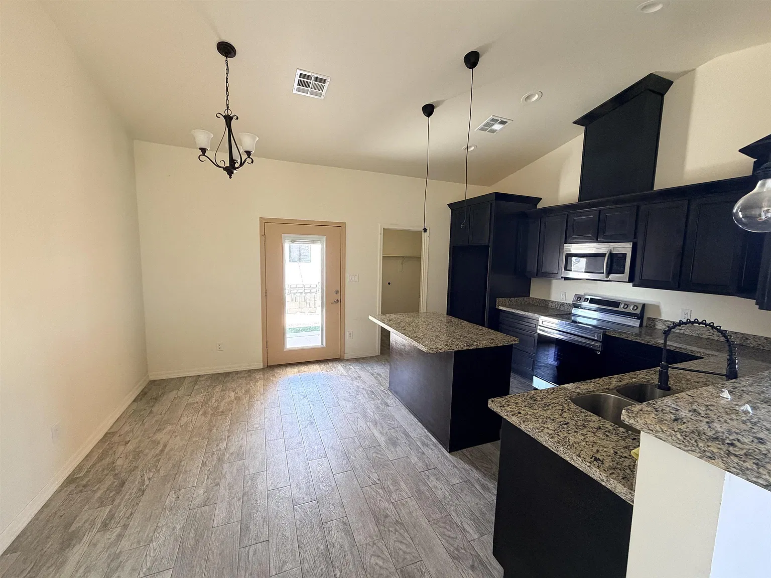 3 bed, 2.0 bath, 1082 sqft, $1,650 — Photo 3