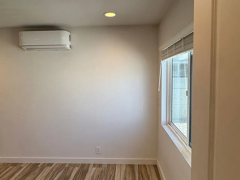 !! Move-In Special !! Cozy Carson Back House With Skylights & Washer/Dryer — Photo 18
