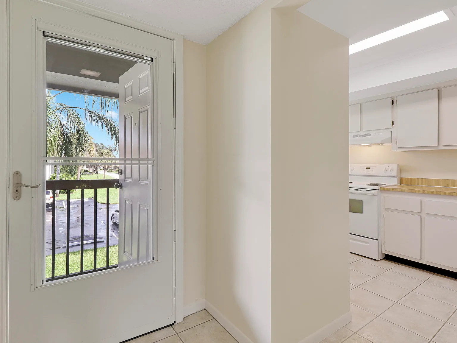 2 bed, 2.0 bath, 1072 sqft, $2,300 — Photo 4