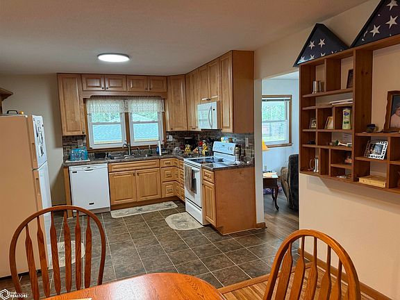 3rd image of 1411 Sunrise Cir