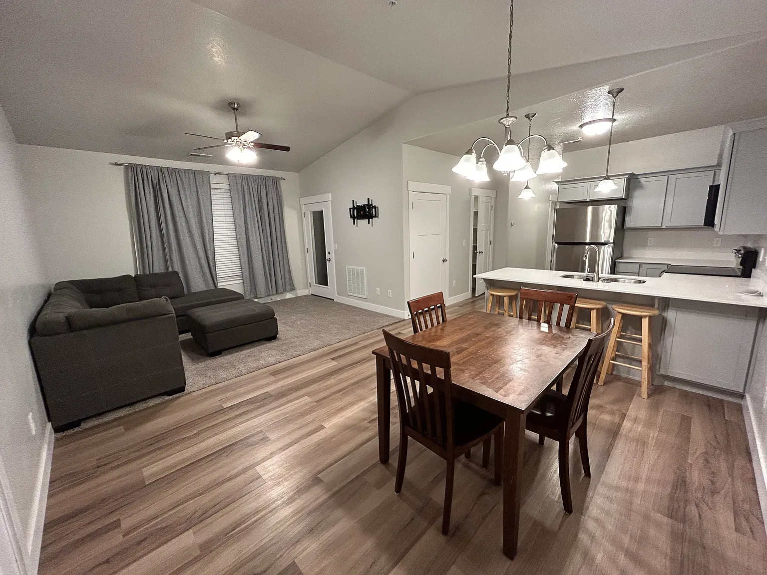 3 bed, 1285 sqft, $2,000 — Photo 1