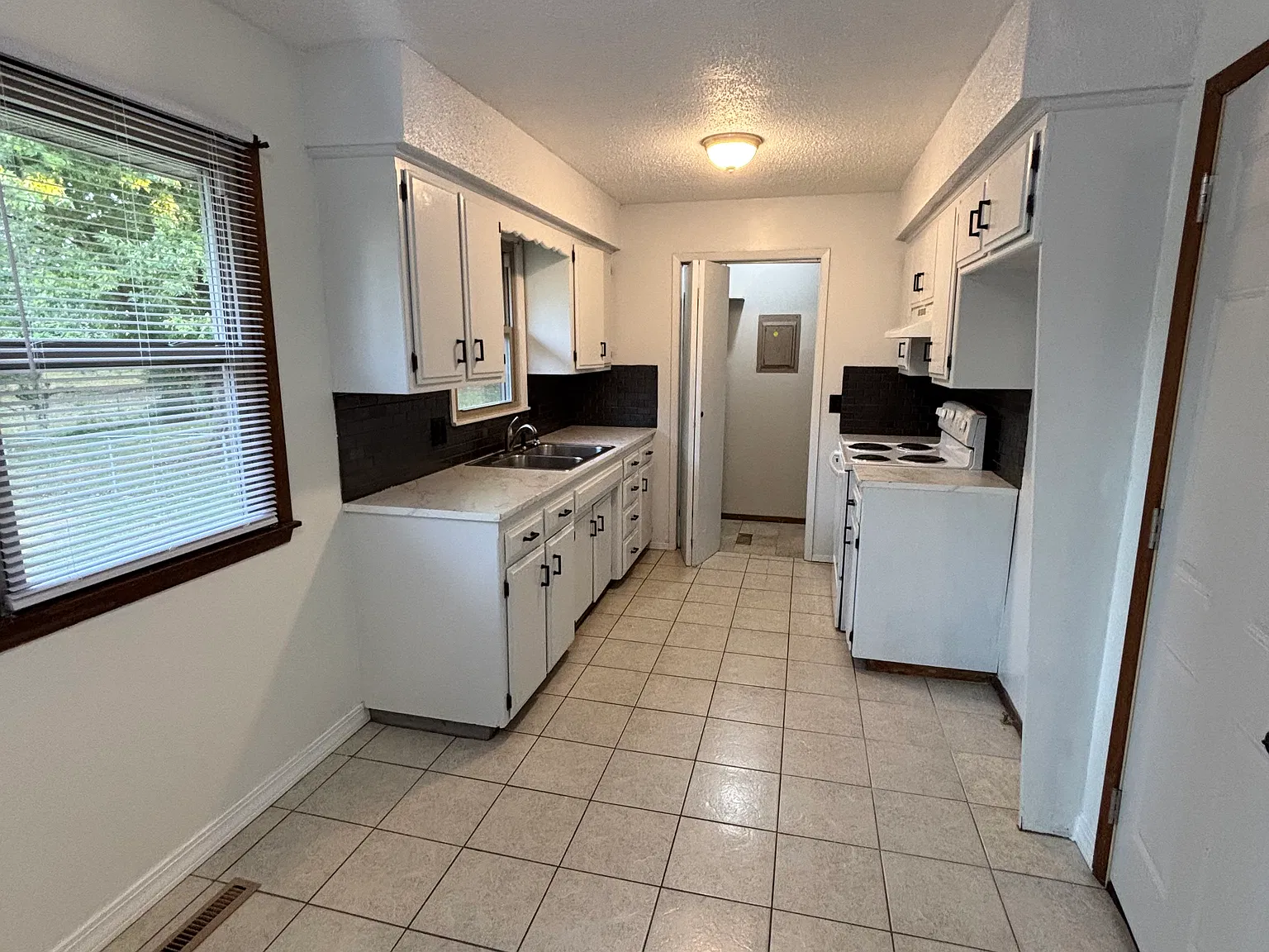 3 bed, 1136 sqft, $1,300 — Photo 4