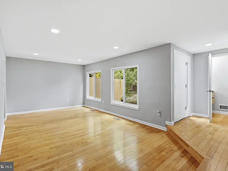 11092 Saffold Way — Photo 7