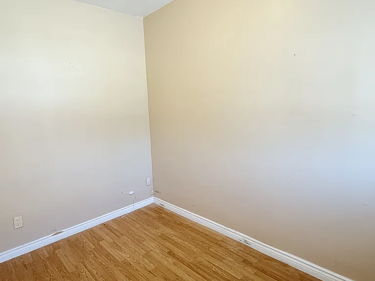 1441 Wyandotte St E #5 — Photo 8