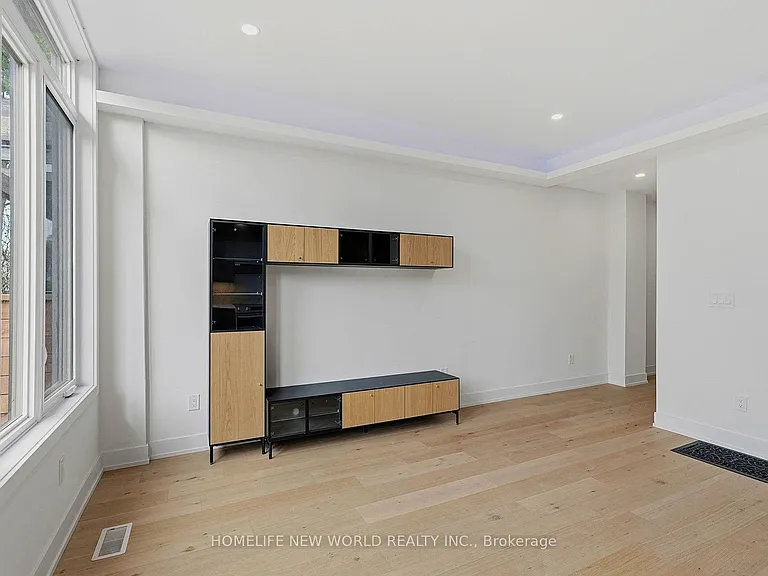1842 Dundas St E — Photo 16