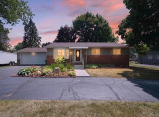 925 Seymour Lake Rd, Oxford, MI 48371
